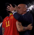 Beijo forçado de Rubiales na jogadora Hermoso, da Espanha –  Foto: Reprodução / Jogada10