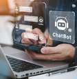 Homem utilizando o sistema AI Chatbot no computador ou aplicativo móvel  Foto: Foto:Istock