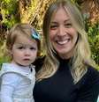 Natasha (à direita) descobriu o câncer de mama aos 27 anos e, com acompanhamento médico, paralisou a hormônioterapia para ter a filha Leonor  Foto: Arquivo pessoal / BBC News Brasil
