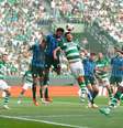 Jogadores de Sporting e Atalanta em disputa de bola pela Liga Europa –  Foto: Gualter Fatia/Getty Images / Jogada10