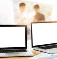 Imagem mostra dois notebooks um do lado do outro.   Foto: Freepik