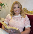 Natália Varela em gravação do curso "Com pé no altar"  Foto: Reprodução/ Instagram @natalinhavarela