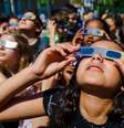 MCTI e planetário do Ceará vão distribuir óculos especiais para observação do eclipse solar  Foto: Marco de Swart
