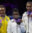 A medalhista de ouro Simone Biles, dos EUA, comemora no pódio com a medalhista de prata, Rebeca Andrade, do Brasil, e a medalhista de bronze, Shilese Jones, dos EUA, após a final do individual geral feminino
06/10/2023
REUTERS/Yves Herman  Foto: Reuters