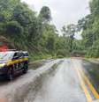 Pelo menos dez rodovias de Santa Catarina estão parcial ou totalmente interditadas pelas chuvas intensas que atingem o Estado  Foto: PRF/Divulgação / Estadão