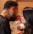 Neymar e Bruna Biancardi compartilharam nas redes sociais as primeiras fotos da filha Mavie  Foto: Reprodução/Instagram @brunabiancardi