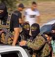homens com máscaras e armas em um carro  Foto: Getty Images / BBC News Brasil