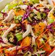 Salada agridoce com frango desfiado fácil  Foto: Guia da Cozinha