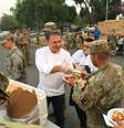 Michael Chiarello, chef de cozinha, servindo comida para militares  Foto: @instagram