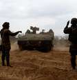 Soldados israelenses dirigem um veículo blindado, enquanto a violência em torno da Faixa de Gaza  Foto: Reuters / BBC News Brasil