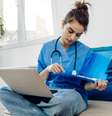 Jovem profissional de saúde trabalhando em prontuários médicos de casa  Foto: Foto:Istock