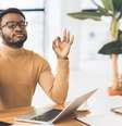 Imagem meramente ilustrativa de um homem meditando na mesa de trabalho  Foto: Prostock / iStock