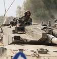 Soldados israelenses dirigem um tanque na fronteira de Israel com Gaza, no sul do país  Foto: Reuters / BBC News Brasil
