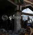 Palestinos caminham em escombros após ataques israelenses em Khan Younis, no sul da Faixa de Gaza
10/10/2023 REUTERS/Ibraheem Abu Mustafa  Foto: Reuters