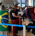 Brasileiros que estavam em Israel embarcam no avião da FAB em 1º voo de repatriação  Foto: Divulgação/Itamaraty