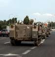 Um comboio de veículos blindados de transporte de pessoal (APCs) dirige-se à fronteira de Israel com o Líbano, em Nahariya, norte de Israel  Foto: REUTERS/Ammar Awad