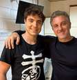 João Augusto e Luciano Huck no 'Domingão'  Foto: Reprodução/Instagram/João Augusto Liberato
