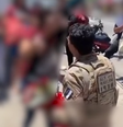 O policial militar aparece fardando pedindo entregando uma aliança para a menina  Foto: Reprodução/Redes Sociais