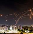 O sistema antimíssil Iron Dome de Israel intercepta foguetes lançados da Faixa de Gaza, visto da cidade de Ashkelon, na noite de segunda-feira, 9.  Foto: REUTERS/Amir Cohen