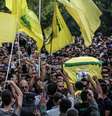 Pessoas em luto comparecem ao funeral de dois combatentes do Hezbollah mortos durante um ataque com mísseis israelenses na vila de Khirbet Silem, no sul  Foto: Marwan Naamani/dpa via Reuters Connect