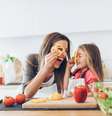 Levar a criança para a cozinha é uma maneira ótima de desenvolver habilidades e criar memórias  Foto: iStock