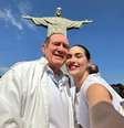 Renato Aragão e a filha Lívian Aragão subiram o Cristo Redentor  Foto: Reprodução/ Instagram @livianaragao / Estadão