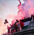 Manifestantes mostram bandeira palestina em Paris  Foto: TERESA SUAREZ/EPA-EFE/REX/Shutterstock / BBC News Brasil