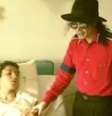 Michael Jackson visita Márcio no hospital /  Foto: Reprodução/Vídeo / Perfil Brasil
