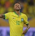 Neymar joga mal e parece não se adaptar à posição de terceiro meio-campo, pois fica longe dos atacantes e da área  Foto: Futebol BR