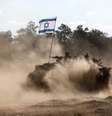 Um veículo blindado de transporte de pessoal israelense toma posição perto da fronteira com a Faixa de Gaza, no sul de Israel  Foto: Reprodução/REUTERS/Amir Cohen 