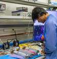 NASA: cientistas inspecionam preparação dos instrumentos que serão levados por foguetes ao espaço  Foto: NASA’s Wallops Flight Facility/Berit Bland