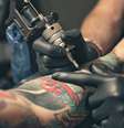 Tatuagens exigem atenção e cuidados diários -  Foto: Shutterstock / Alto Astral