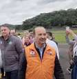 O ex-presidente Jair Bolsonaro e o governador de Santa Catarina, Jorginho Mello, no aeroporto em Blumenau nesta sexta-feira, 13  Foto: @jairbolsonaro via Twitter / Estadão