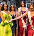 Rikkie Kollé recebendo sua faixa de Miss Holanda  Foto: Reprodução/Instagram / Perfil Brasil