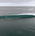 Punta Corola, por exemplo, é muito procurada por causa de tubos perfeitos que formam condições desafiadoras para a prática do esporte por surfistas experientes, como era o caso de Mikala Jones.  Foto: Reprodução de vídeo Waves / Flipar