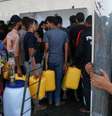 Palestinos recolhem água em uma das poucas estações de abastecimento em Khan Younis  Foto: Getty Images / BBC News Brasil