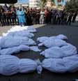 Corpos de palestinos são mantidos no gelo enquanto os necrotérios dos hospitais ficam lotados em meio os ataques à Gaza  Foto: Reuters