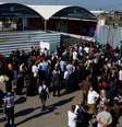 Palestinos se reúnem na passagem de fronteira de Rafah com o Egito  Foto: Reuters / BBC News Brasil