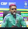 "Acredito que ele é minha referência mais pelo estilo de jogo, pela altura, tudo", disse o jogador, sem citar a prisão de Daniel Alves  Foto: Vitor Silva/CBF / Jogada10