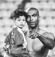 O jogador Naldo junto com seu filho, Davi  Foto: Reprodução/Antalyaspor