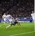 Pavard cabeceia para fazer o gol da virada da França sobre a Escócia. Foi seu segundo tento na partida –  Foto:   Mike Hewitt/Getty Images / Jogada10