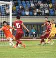 Caraka chuta e faz um de seus dois gols no 6 a 0 da Indonésia sobre Brunei –  Foto: Divulgação / TheAFC.com / Jogada10
