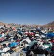 Cemitério de roupas usadas no Deserto do Atacama, no Chile  Foto: Reuters/Antonio Cossio/dpa