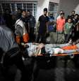 Ferido recebe assistência no hospital Shifa depois de ataque aéreo no hopistal Al-Ahli, que fica próximo
17/10/2023
REUTERS/Mohammed Al-Masri  Foto: Reuters