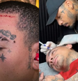 MC Guimê fez uma tatuagem com a palavra "Love" [amor em português]  Foto: Foto: Divulgação instgram @mcguime