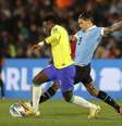  Foto: Vini Jr. ficou encaixotado na marcação uruguaia. Tomou decisões erradas, teve insucesso no um contra um e foi tímido durante todo o embate ( Vitor Silva/CBF) / Gazeta Esportiva
