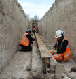 A descoberta da antiga catapulta hidráulica de aviões aconteceu durante obras de expansão da instituição de ensino sediada no local (Imagem: Museum of London Archaeology)  Foto: Canaltech