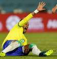 Neymar torceu o joelho esquerdo contra o Uruguai   Foto: Andres Cuenca / Reuters