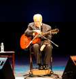 Brasil, Rio de Janeiro, RJ. 24/08/2008. O cantor João Gilberto se apresenta durante show no Teatro Municipal do Rio de Janeiro, no centro da cidade.  Foto: WILTON JUNIOR/ESTADÃO CONTEÚDO