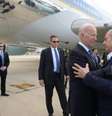 O presidente dos EUA, Joe Biden, cumprimenta o primeiro  Foto: ministro de Israel, Benjamin Netanyahu, ao desembarcar em Tel Aviv (Crédito  Reprodução/X IsraelPM / Perfil Brasil